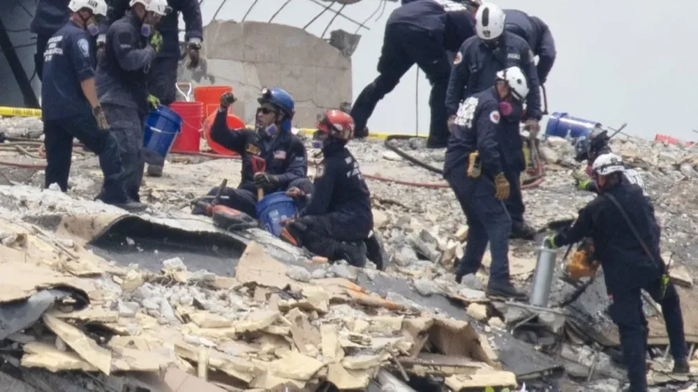 Un incendio bajo los escombros dificulta las labores de rescate