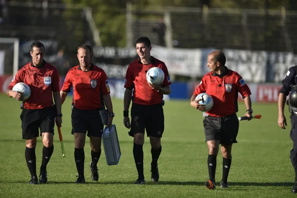 Los jueces podrán suspender partidos por cánticos violentos