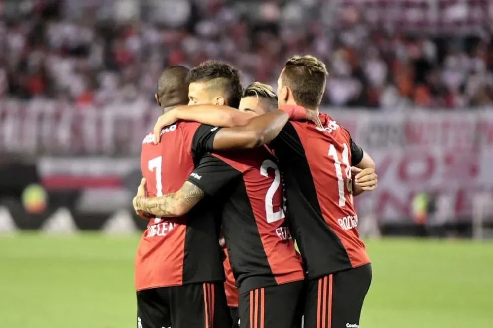Jugadores de Newells en el triunfo ante River Plate en el Monumental