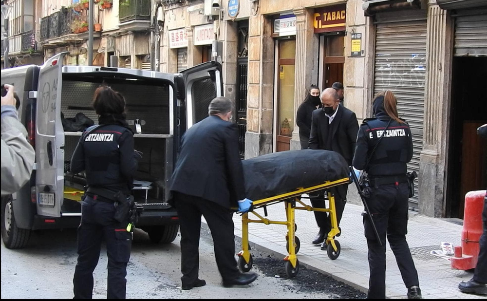 La policía retira el cuerpo de la mujer asesinada.