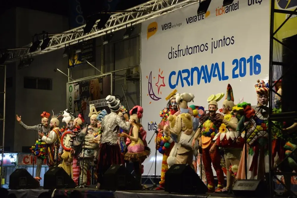 La murga Cayó la Cabra en el tablado del club Malvín.