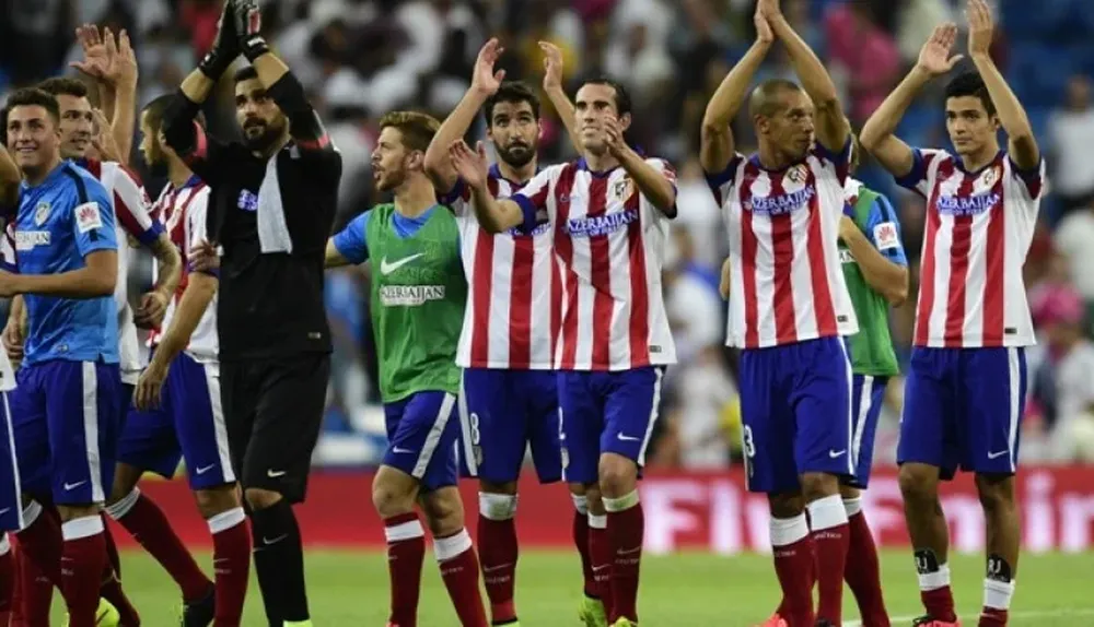 Godín y sus compañeros celebran el triunfo en el derbi