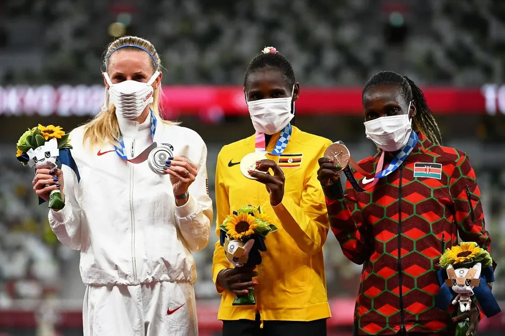 El podio de los 3.000 metros con obstáculos femenino en los Juegos Olímpicos de Tokio 2020: Courtney Frerichs (EEUU), Peruth Chemutai (Uganda) y Hyvin Kiyeng (Kenia)