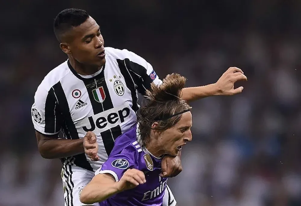 Alex Sandro en acción con Juventus ante Real Madrid