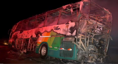 Un ómnibus con pasajeros se prendió fuego totalmente en la Ruta 5: no hubo lesionados