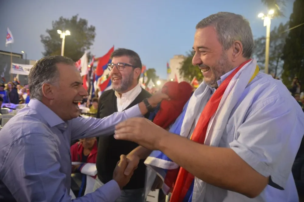 Yamandú Orsi y Mario Bergara en el acto del 26 de marzo