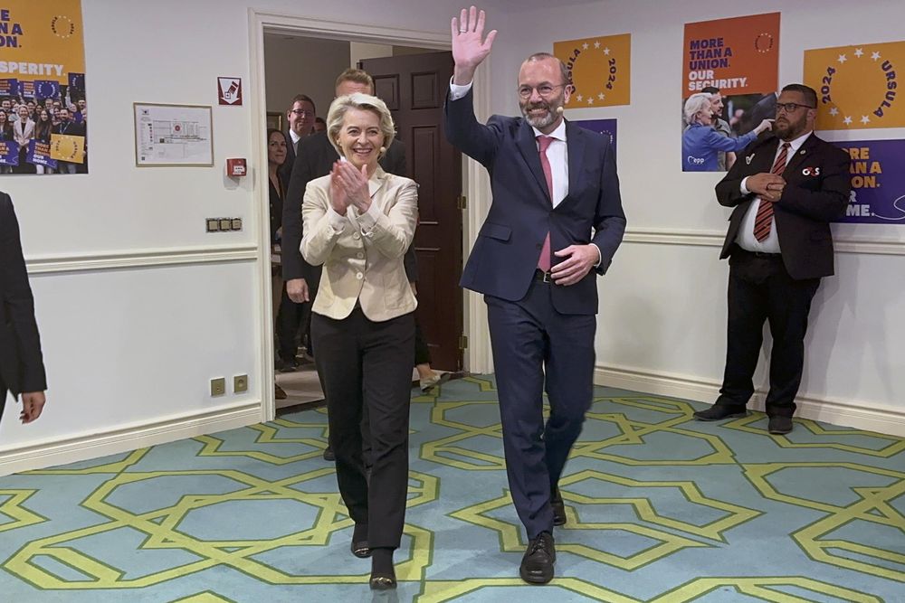 El presidente de Partido Popular Europeo, Manfred Weber, junto a Ursula Von del Leyen. EFE