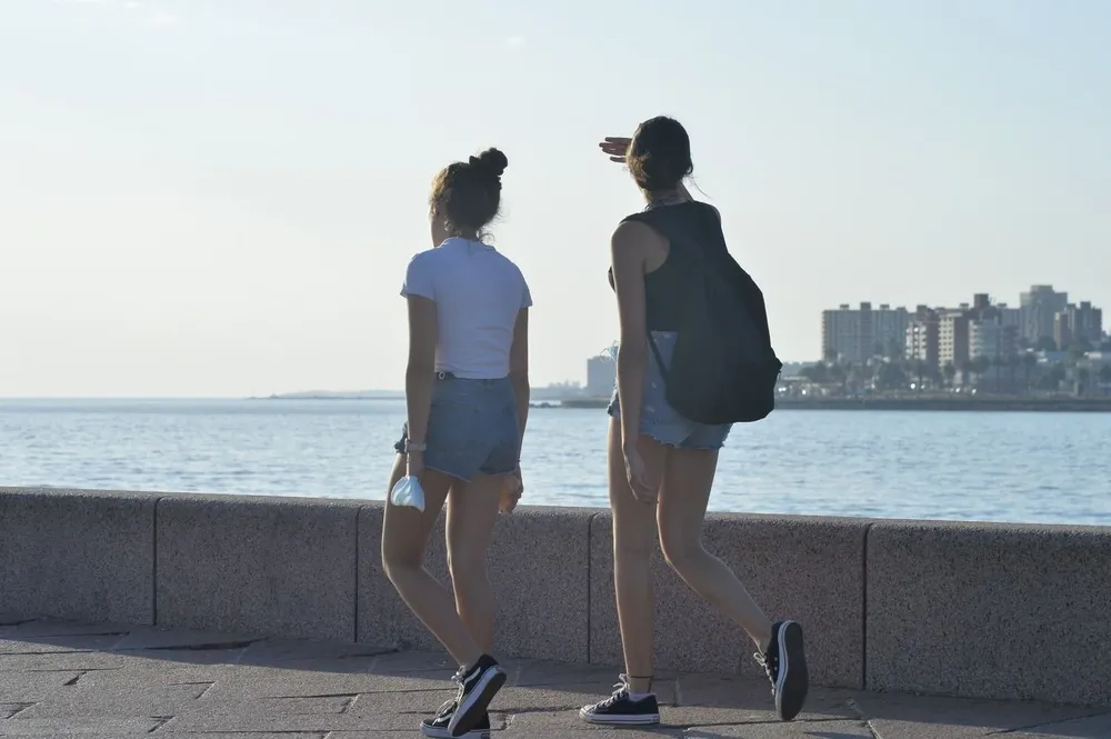 Personas caminando por la rambla