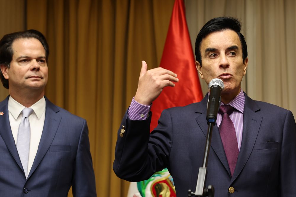 El embajador de EEUU Bernie Navarro junto al canciller peruano Carlos Espá