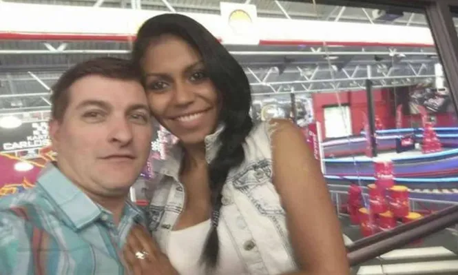 César Román, junto a su novia Heidi Paz