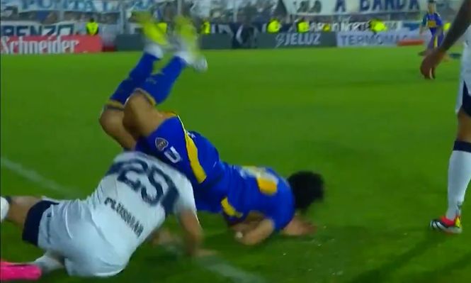 La patada de Briasco a Cavani