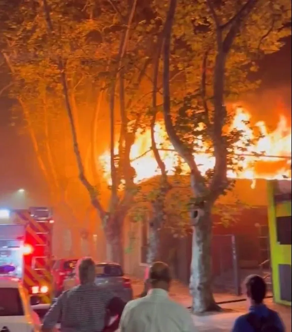 Las llamas en el parrillero del Club Trouville, donde inició el fuego