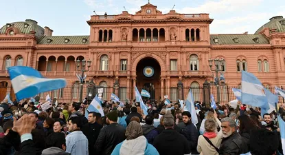 de locos: un liberal primero y un peronista cuarto