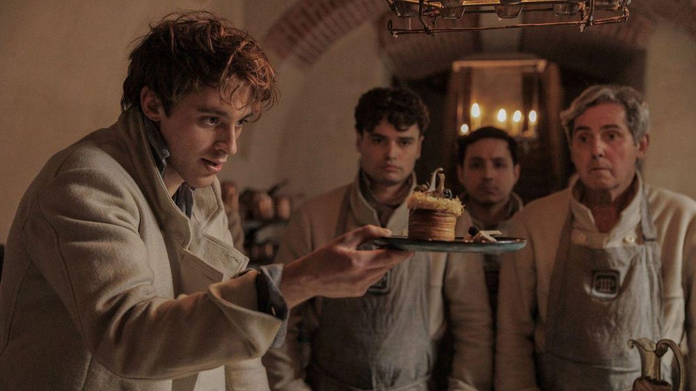 La dramatización televisiva de la vida de Antonin Carême está protagonizada por Benjamin Voisin como el carismático chef.