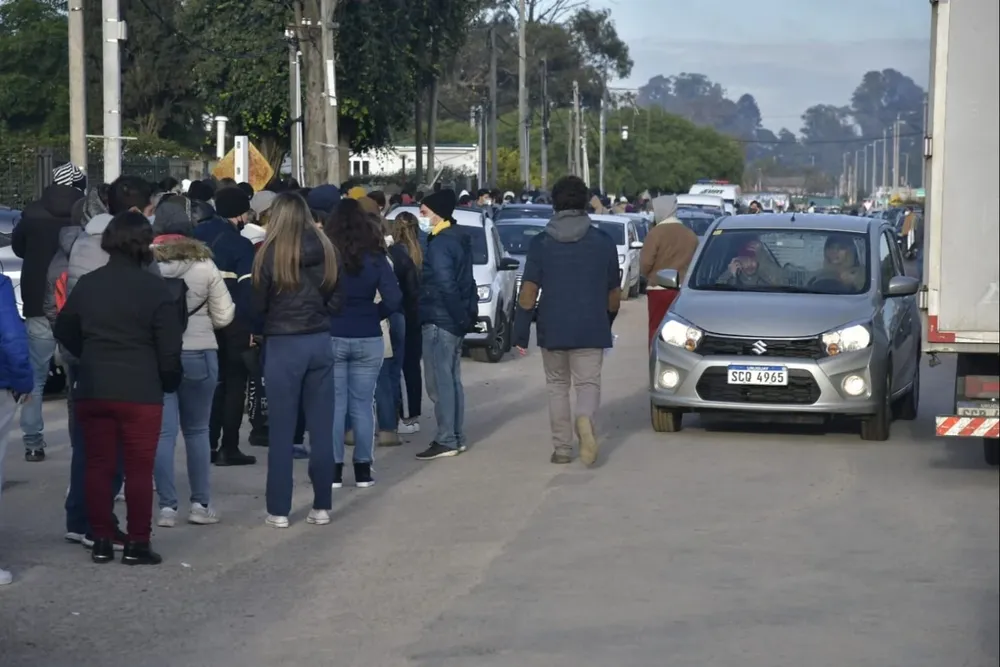 Cientos de personas se aglomeraron para aguardar por su vacunación previamente agendada