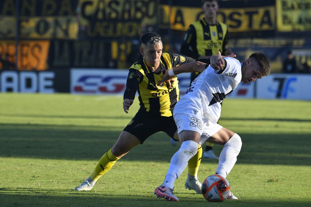 Leonardo Fernández de Peñarol ante Danubio
