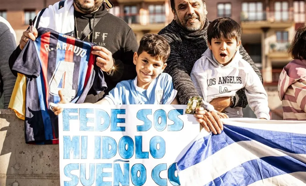 Los hinchas se acercaron a saludar a los jugadores de Uruguay
