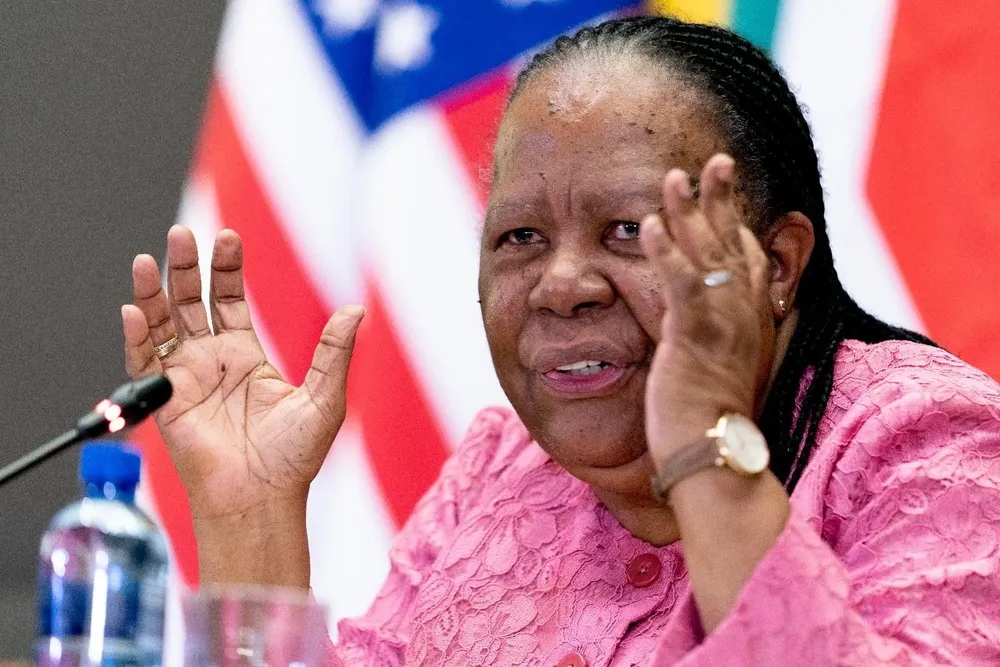 La ministra de Relaciones Exteriores de Sudáfrica, Naledi Pandor,  con el secretario de Estados Unidos, Antony Blinken