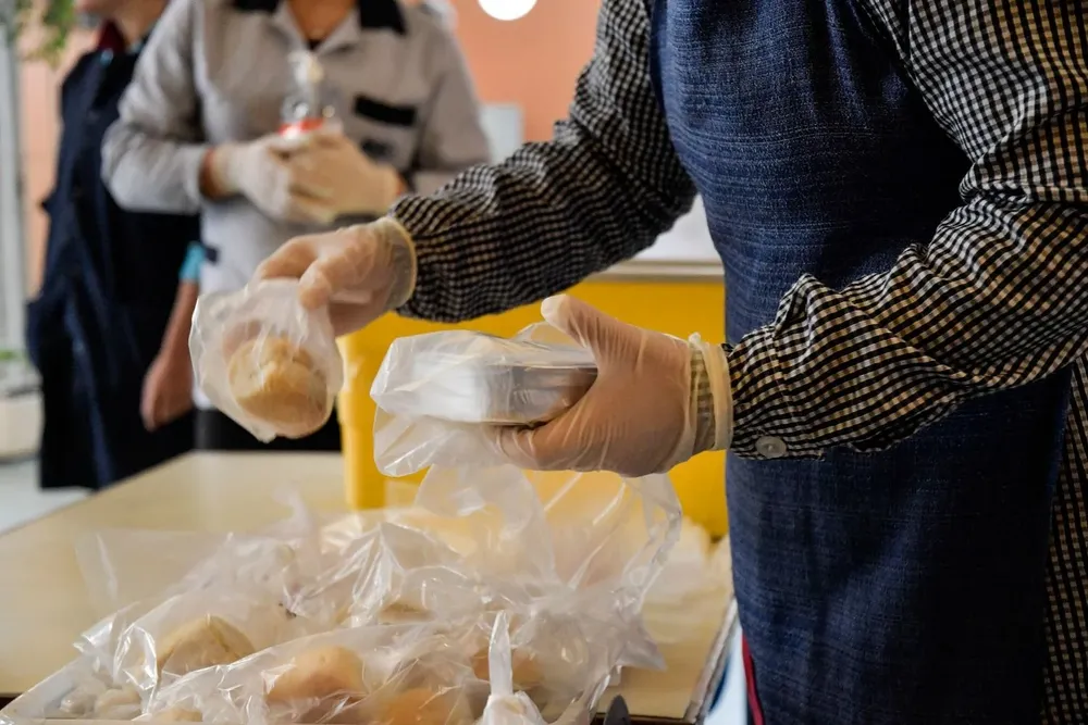 Durante los primeros meses de la pandemia en 2020, se entregaron viandas en las escuelas