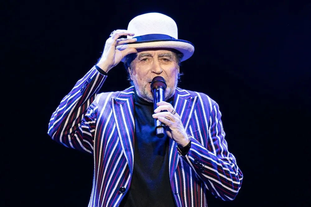 Sabina salió al escenario, como siempre, con un bombín