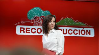 La presidenta de la Comunidad de Madrid, Isabel Díaz Ayuso, durante la rueda de prensa tras la reunión del Consejo de Gobierno, convocada de forma extraordinaria para evaluar la situación y determinar actuaciones enfocadas a la recuperación de los municipios afectados por el incendio de la Sierra Oeste.