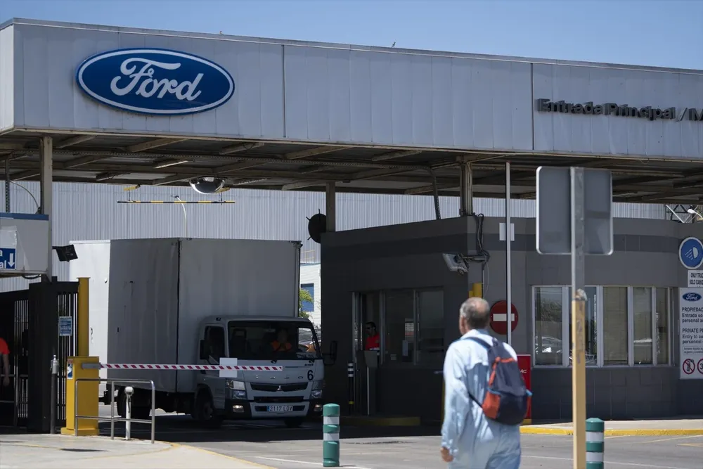 Logo de Ford en la entrada de la fábrica en Almussafes, Valencia