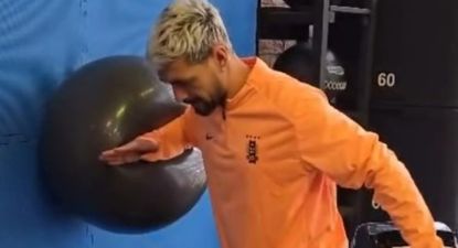 Giorgian De Arrascaeta hace ejercicios con su brazo derecho para que el hombro y su clavícula tomen musculatura