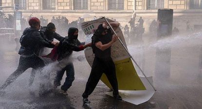 La policía lanzó chorros de agua y gases lacrimógenos contra los manifestantes.