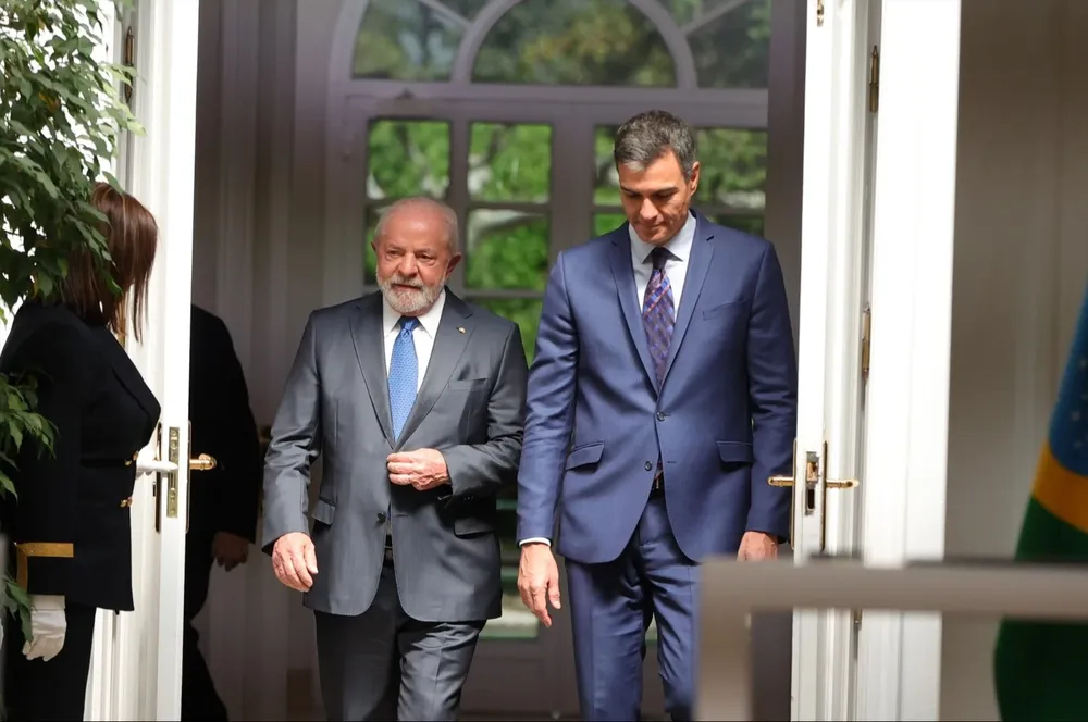El presidente del Gobierno, Pedro Sánchez (d), junto al presidente de la República Federativa de Brasil, Lula da Silva.