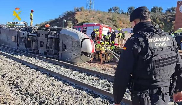Cómo ocurrió el accidente y otras 4 preguntas clave sobre el fatal descarrilamiento y choque de trenes en España
