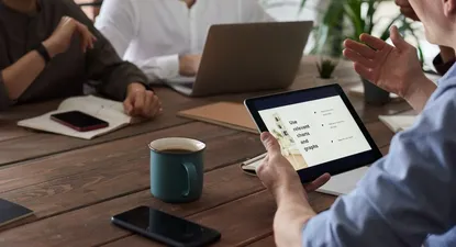 El Observador | photo-of-people-sitting-near-wooden-table-3183146-2.webp