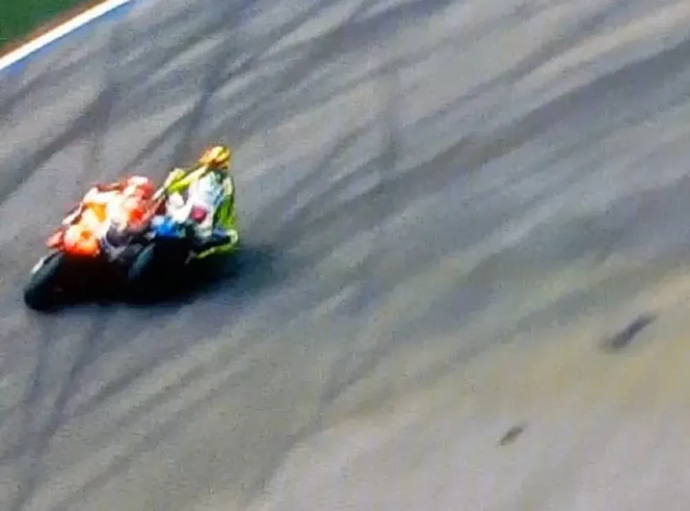 El momento del toque de Rossi a Márquez