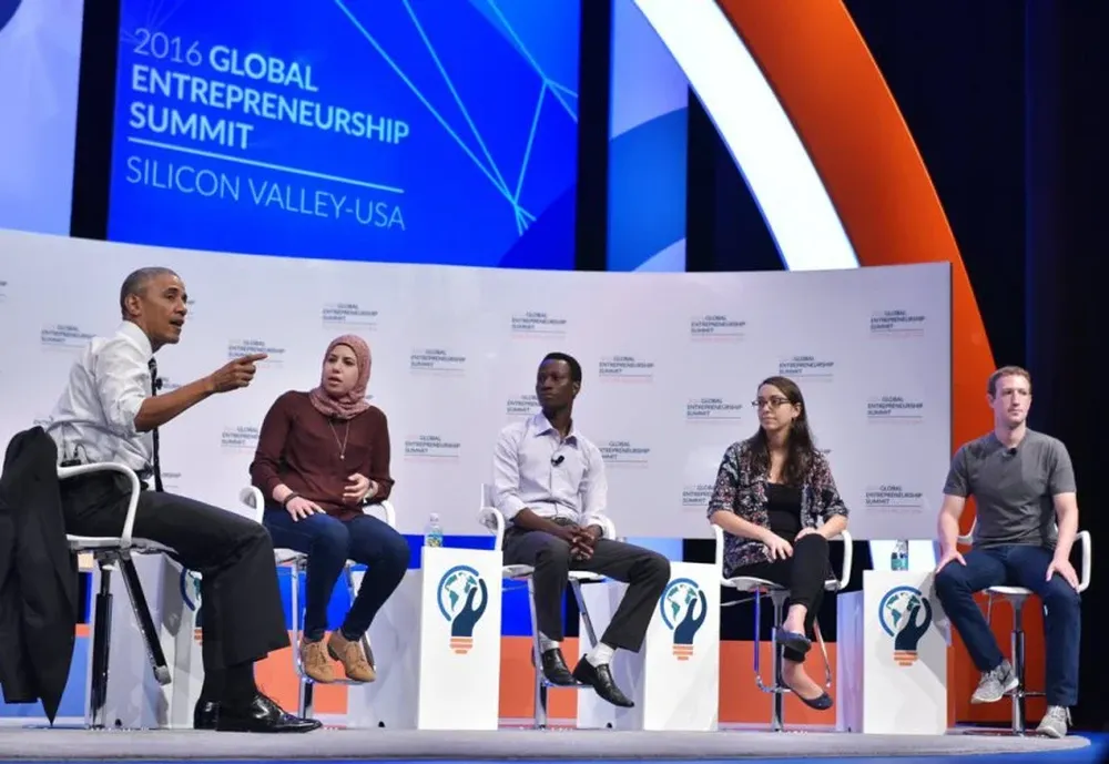 Barack Obama junto a Mark Zuckerberg y emprendedores