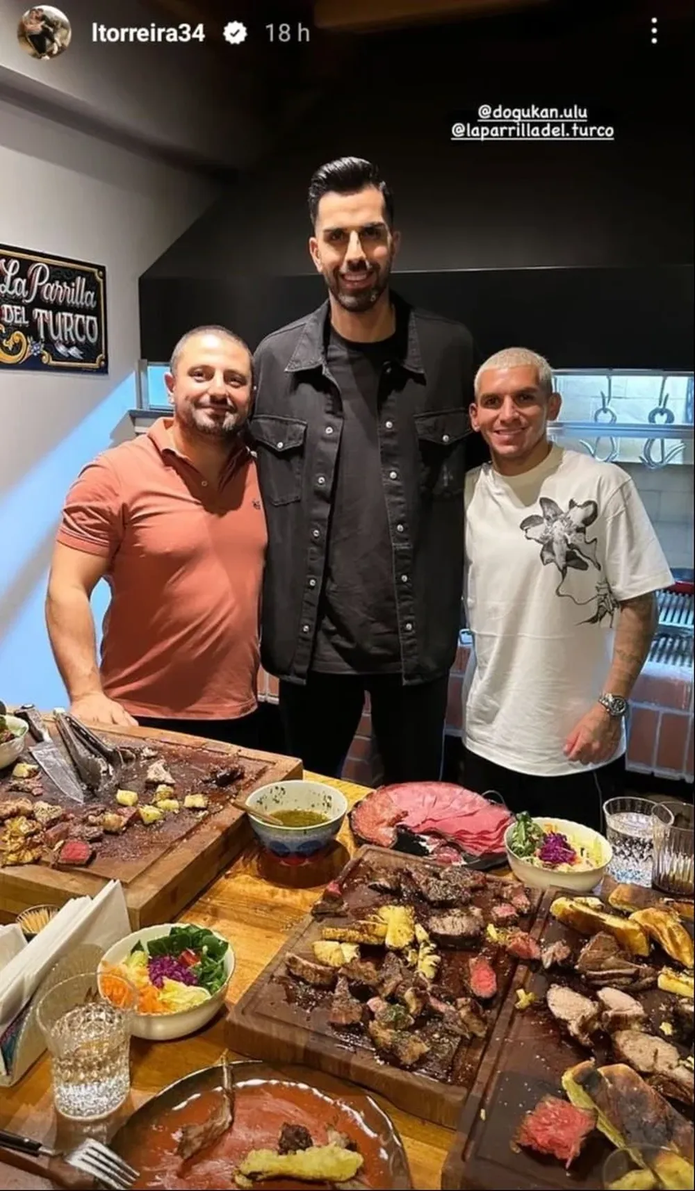 Lucas Torreira en un asado en Turquía
