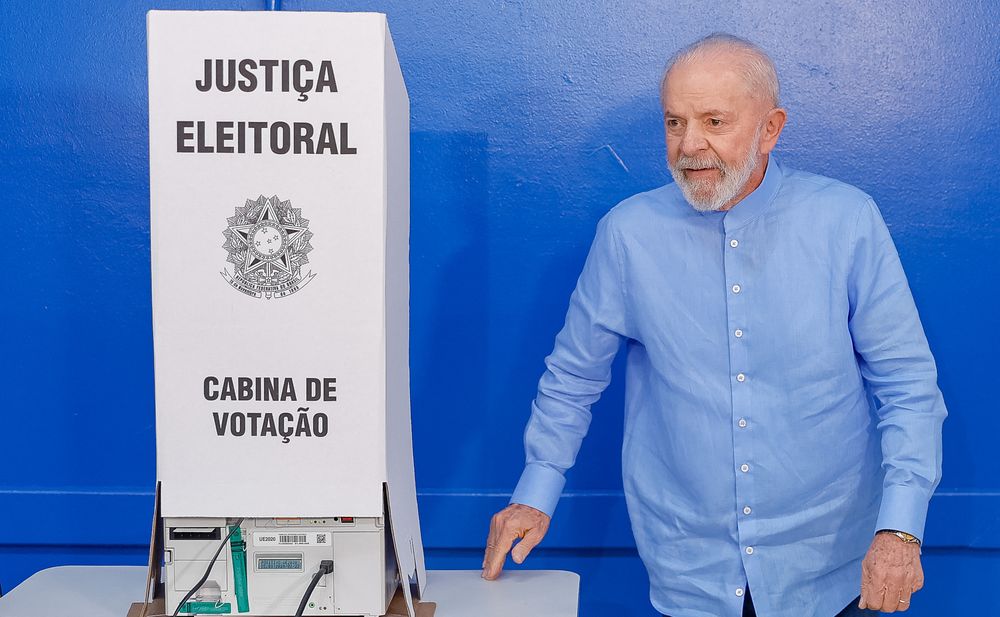 El presidente de Brasil Luiz Inácio Lula da Silva después de emitir su voto durante la primera vuelta de las elecciones municipales