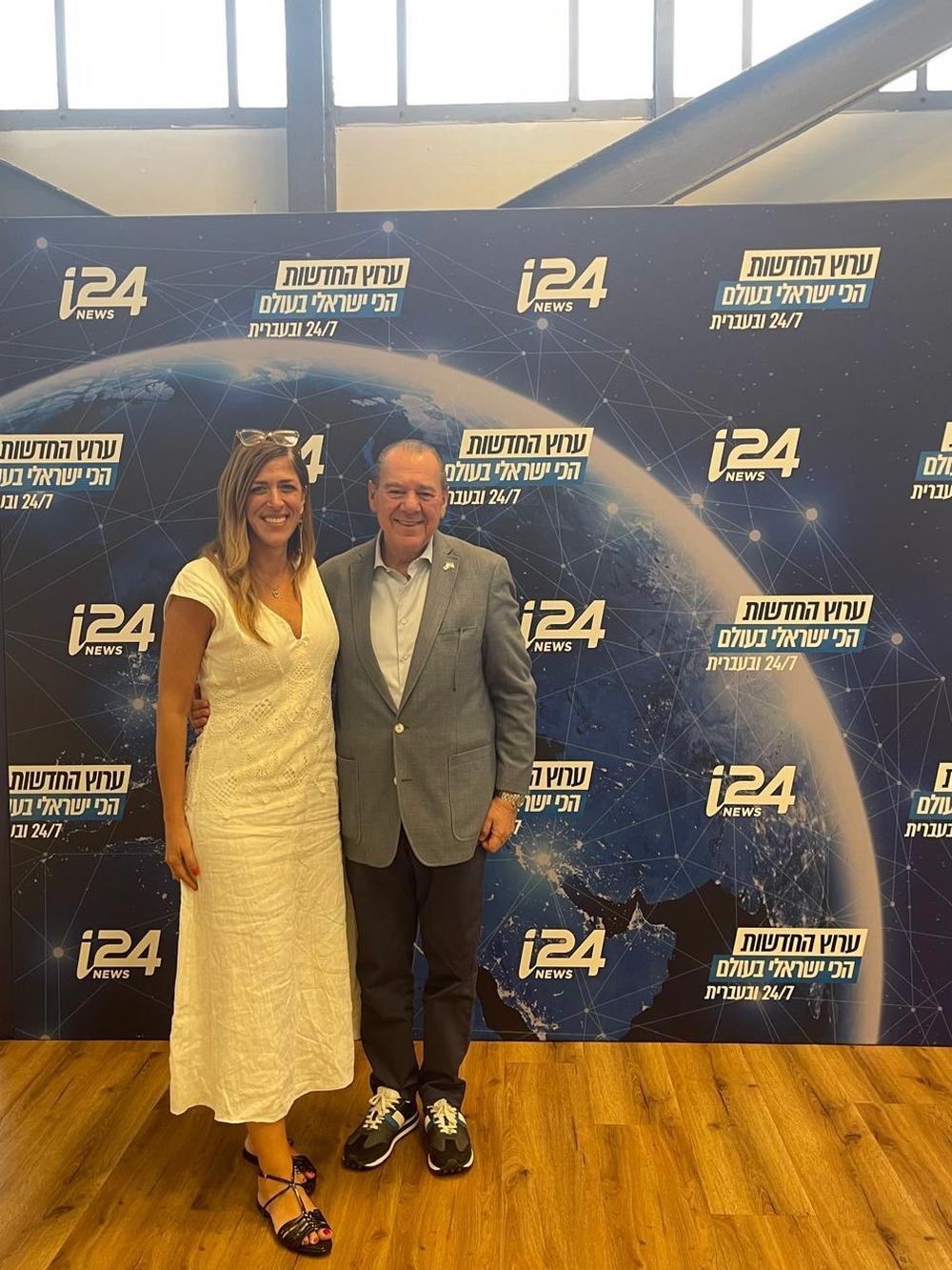 Mario Montoto junto a Nicole Mischel, periodista del canal i24News