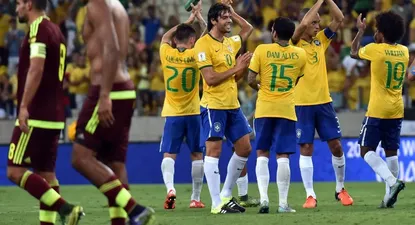 Kaká y Dani Alves encabezan el festejo de Brasil ante Venezuela