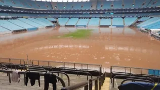 Inundaciones en Brasil. El Estadio Arena do Gremio está totalmente inundado en su campo de juego