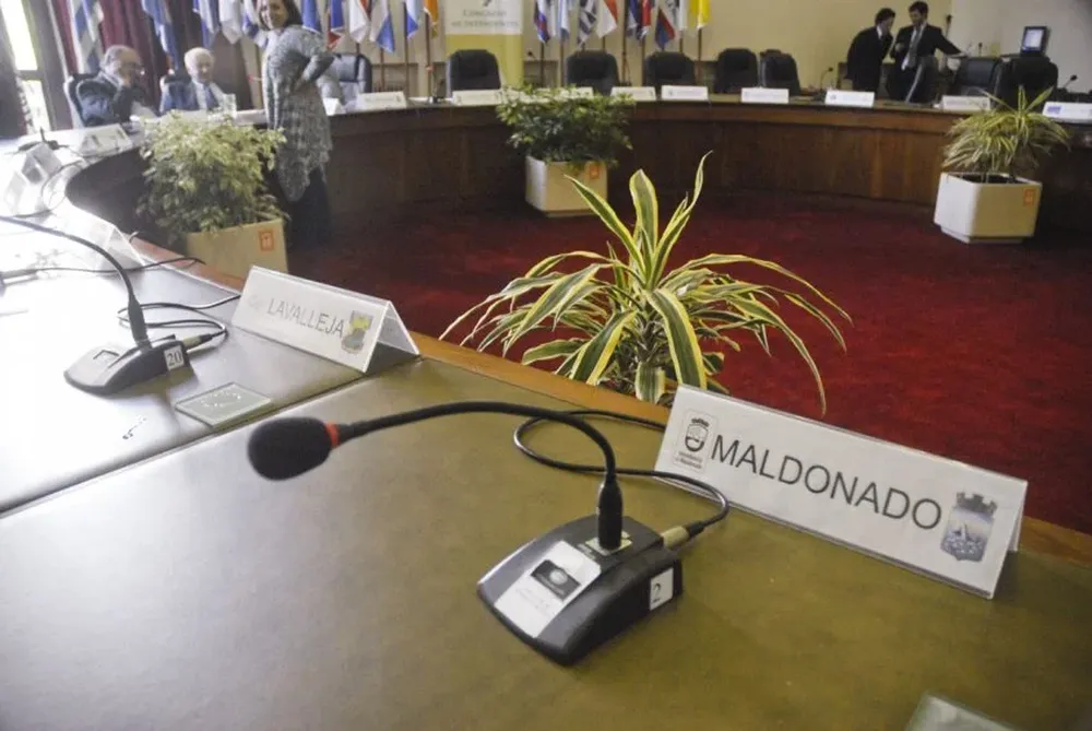 El presidente Tabaré Vázquez se reunirá el próximo 23 de junio con los 19 intendentes electos para comenzar a delinear la futura relación entre el poder central y los gobierno departamentales que, según consideran en el Partido Nacional, se desgastó durante la campaña electoral que terminó el 10 de mayo.El encuentro fue solicitado ayer por parte de Vázquez a través del secretario del Consejero del Congreso de Intendentes y hombre de su confianza, Humberto Castro.Castro le comunicó a los jefes comunales que la invitación no está relacionada con la entrevista que pidieron los intendentes blancos electos. El lunes 1, tras reunirse en Florida, los intendentes nacionalistas consideraron conveniente hablar con Vázquez antes del 10 de julio, cuando asumirán en sus cargos.La mayoría de los 12 intendentes blancos sienten que durante la campaña electoral el gobierno se comportó con ellos de forma desleal y abusiva, según se dijo en la reunión que se realizó en Florida.Allí se puso como ejemplo unas declaraciones realizadas por el director de la Oficina de Planeamiento y Presupuesto (OPP), Gabriel Frugoni, quien alertó acerca de que los datos sobre la falta de ejecución de los gobiernos departamentales dan para preocuparse. Los intendentes blancos también hablaron sobre los Consejos de Ministros organizados por Vázquez que tuvieron como escenario los departamentos de Cerro Largo y Maldonado donde la disputa por las intendencias aparecía como pareja.Si el gobierno intentó influir en el comportamiento electoral de esas zonas, finalmente no tuvo éxito porque el nacionalista Sergio Botana se quedó con el poder en Cerro Largo y el también blanco Enrique Antía se lo arrebató a la izquierda en Maldonado.Fue Antía uno de los que más insistió en la necesidad de mantener un relacionamiento respetuoso con Vázquez porque, consideró, ninguna de las partes se beneficia con el enfrentamiento. Por el contrario, las intendencias tienen mucho para perder si el Poder Ejecutivo elige cambiar el criterio del reparto de dinero para los gobiernos departamentales.El Poder Ejecutivo destina a las 19 intendencias una partida de Rentas Generales de entre el 2,90% y el 3,33% del Presupuesto Nacional. El miércoles 3 durante un seminario organizado por OPP, se manejó la posibilidad de modificar la forma en la que se reparte el dinero para definirlo en base a la necesidad de gasto y a la capacidad de generar ingresos de cada comuna. Si eso ocurre, unas 14 intendencias recibirían menos recursos que con el sistema actual. Ante esa posibilidad, los intendentes blancos tienen esperanzas de que la condición de exintendente de Vázquez lo ayudará a entender la difícil situación económica que asfixia a varios departamentos.Por eso, recibieron como si fuera una buena noticia el pedido de reunión de Vázquez en la que también participarán los seis intendentes frenteamplistas y el único colorado.Durante su gobierno, José Mujica entabló una buena relación con los intendentes de todos los partidos con quienes llegó a acuerdos para, por ejemplo, instaurar una patente única de automóviles.Las cosas rodaron bien hasta que llegó la campaña electoral y, con ella, esas cosas que se dicen y que dejan heridas que ahora se intenta cicatrizar.