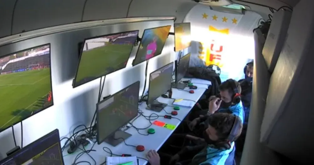 Andrés Cunha y Gustavo Tejera en la cabina de VAR en el partido IASA - Peñarol