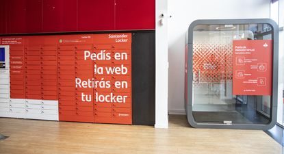 Banco Santander revoluciona la experiencia bancaria con puntos de atención virtual