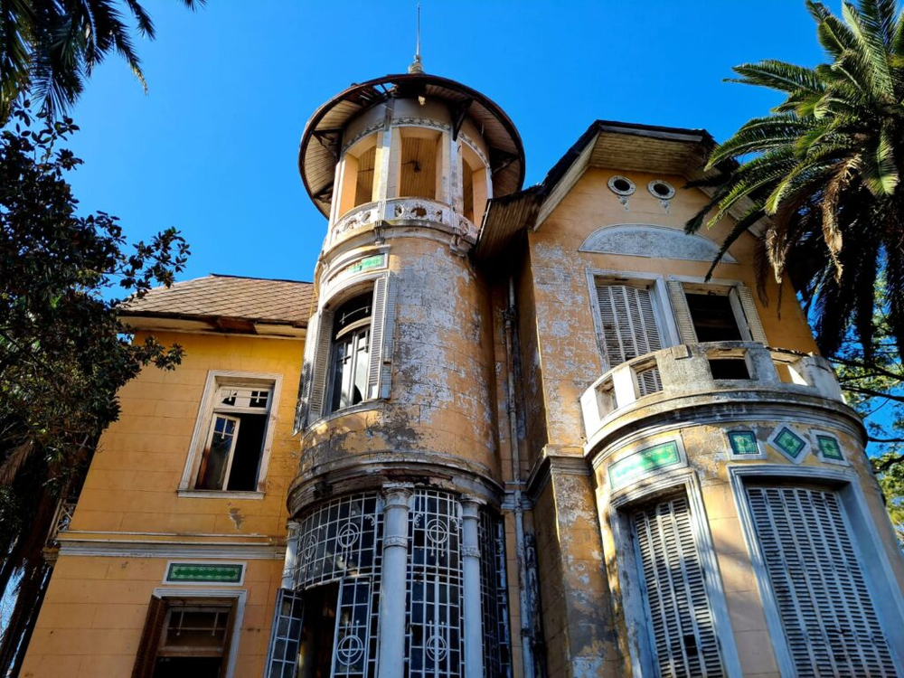 El castillo de Banfield, construido a fines del siglo XIX, comenzó a ser demolido en los últimos días