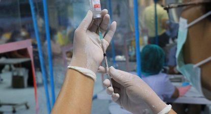 AstraZeneca señaló que tomó la decisión por razones comerciales.