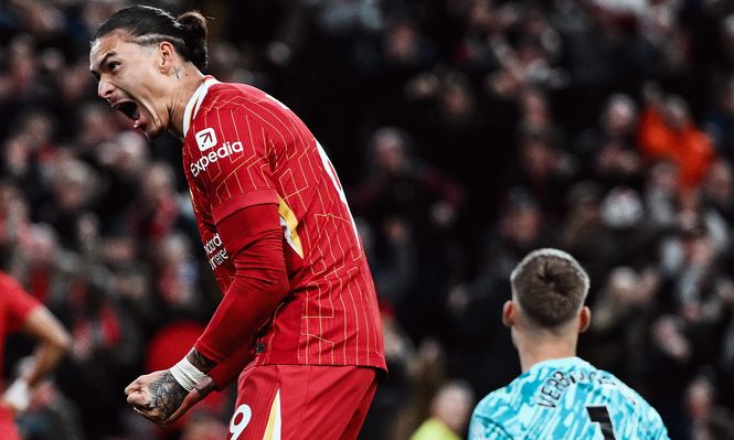 Darwin Núñez festeja con los hinchas de Liverpool