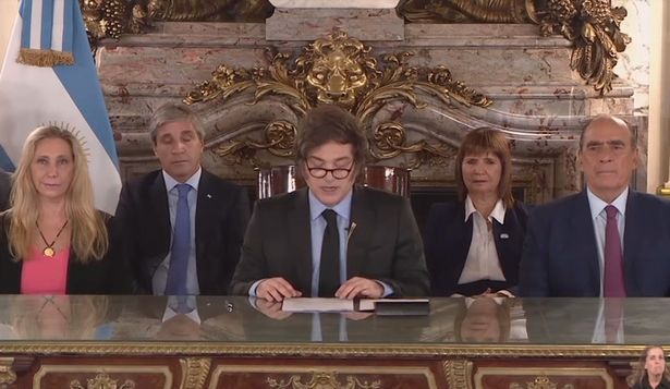 Derrota parlamentaria y cadena nacional: un Gobierno que se defiende como gato panza arriba