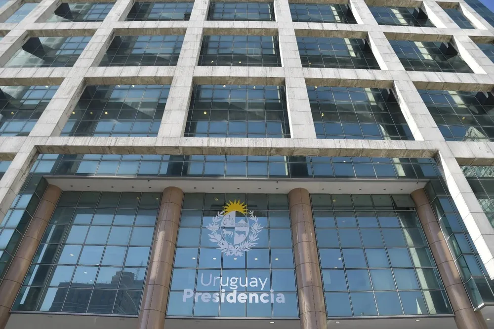 La redacción actual delega en el Poder Ejecutivo la facultad de financiar los minutos gratuitos que los partidos tendrían en los canales de televisión