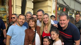 Adorni recorrió calles porteñas junto a Karina Milei, Luis Caputo y Patricia Bullrich