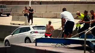 Momento en el que sacan al vehículo del agua.&nbsp;