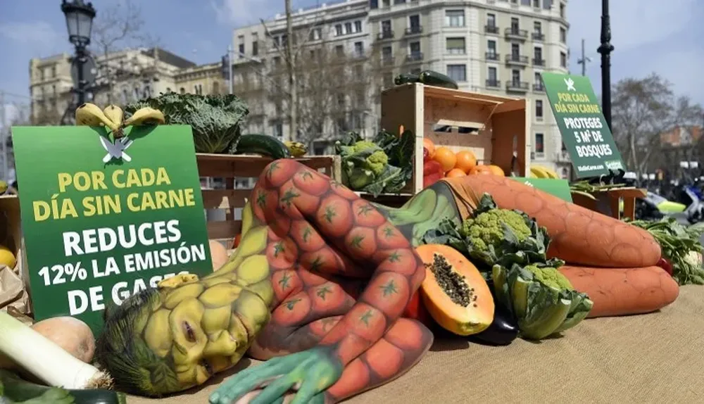 Grupo “AnimaNaturalis” posa con frutas y verduras pintadas para protestar por el consumo de carne (España)