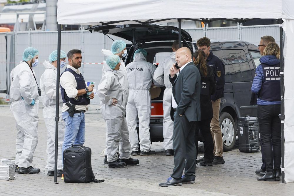 Un grupo de investigadores en el lugar del ataque de un hombre de supuesta ideolog&iacute;a islamista que termin&oacute; con la muerte de un polic&iacute;a en Mannheim